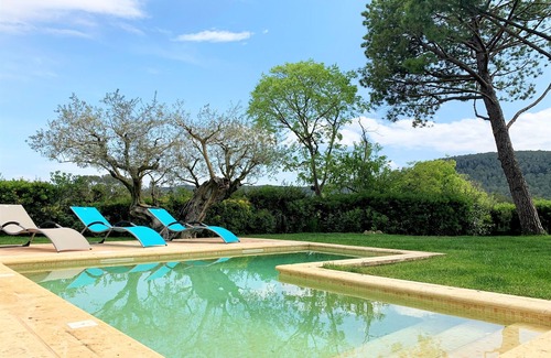 Castellet Villa | High standard holiday villa in town close to Barcelona
