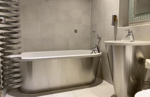 Cardiff City Centre Apartment | High View Serviced Apartment