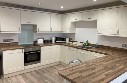 Highcliffe-on-Sea House | Highcliffe holiday flat with parking