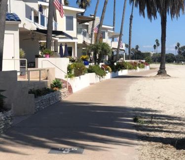 South Mission Beach House | Highly rated Best Beach! 3Bd 2Ba AC Luxury KING Beds!