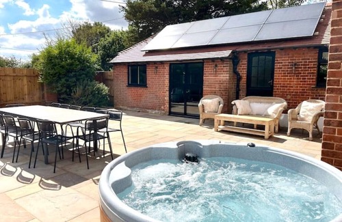 Mundesley House | Highview House - Sea Views, Beach, Hot Tub, Full Refurb for Aug 2022!