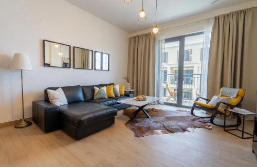 Dubai Apartment | HiGuests - Stylish Waterfront Retreat With Balcony in La Mer