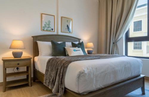 Dubai Apartment | HiGuests - Stylish Waterfront Retreat With Balcony in La Mer