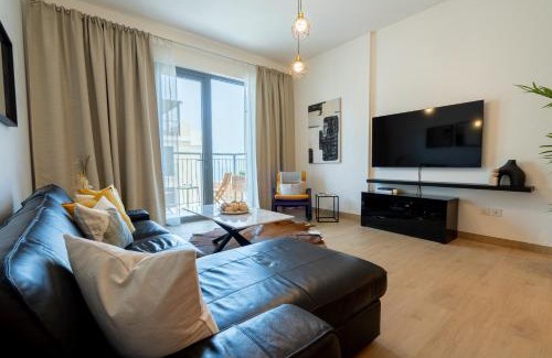 Dubai Apartment | HiGuests - Stylish Waterfront Retreat With Balcony in La Mer