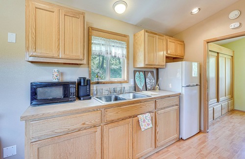 Medford House | Hiking Trail On-Site: Mtn-View Eagle Point Retreat