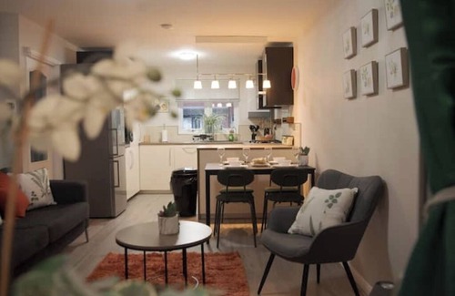 Brunel House | Hillingdon, Uxbridge, London, Sleeps 6, 3 bedrooms