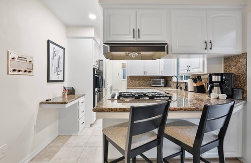 Middletown House | Hills Hideaway by CoastVH - Luxury Midtown 3br