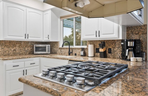 Middletown House | Hills Hideaway by CoastVH - Luxury Midtown 3br