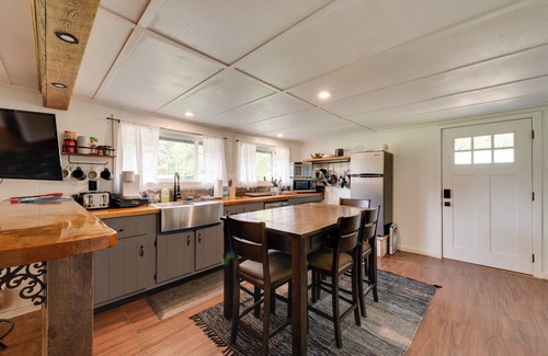 Hillsgrove Cottage | Hillsgrove Cabin w/Private Hot Tub!