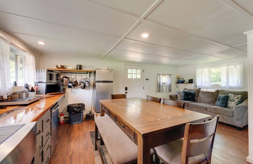 Hillsgrove Cottage | Hillsgrove Cabin w/Private Hot Tub!