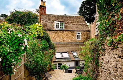 Tetbury Cottage | Hillside Cottage - sleeps 5 guests in 3 bedrooms