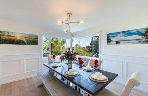 Country Club House | Hillside Haven: Bayview Pool & Hot Tub