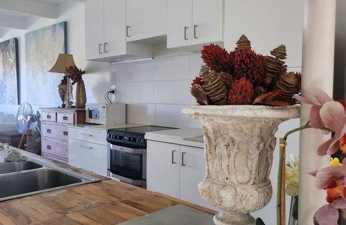 Wembley Downs Cabin | Hillside home with distant view, few minutes to Perth famous beach, pet friendly