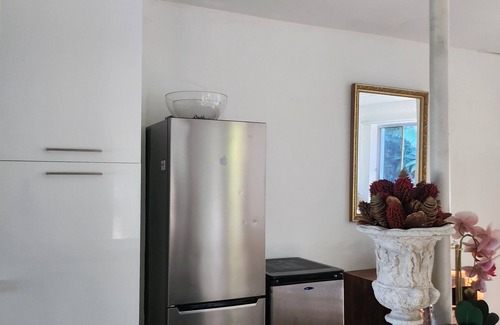 Wembley Downs Cabin | Hillside home with distant view, few minutes to Perth famous beach, pet friendly