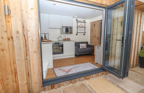 Radbourne Cottage | HILLSIDE HUT, pet friendly, with hot tub in Ashbourne