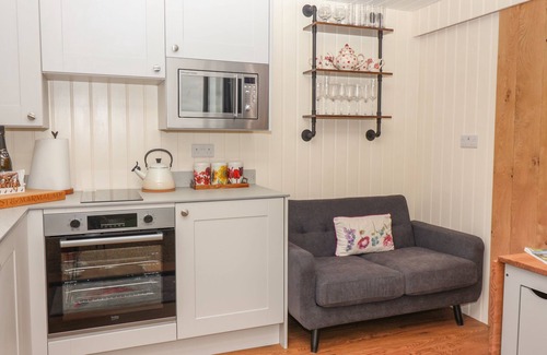 Radbourne Cottage | HILLSIDE HUT, pet friendly, with hot tub in Ashbourne