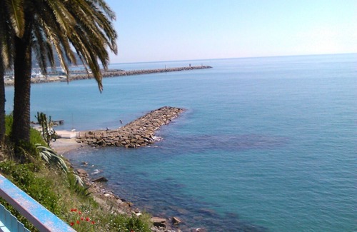 Poggi House | Hillside overlooking the sea