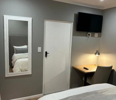 Greater Johannesburg Metropolitan Area Apartment | Hillsview, Roodepoort