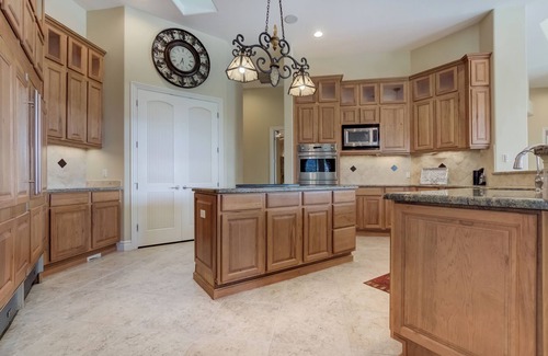 Foothills House | Hilltop Dreamhouse: Your Luxurious Picture-Perfect Getaway