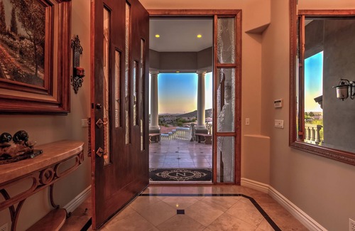 Foothills House | Hilltop Dreamhouse: Your Luxurious Picture-Perfect Getaway