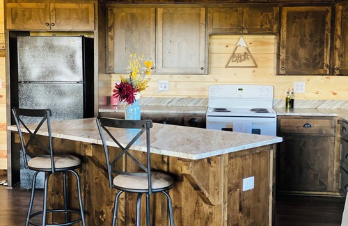 Smithville Cabin | Hilltop Escape - Serene Honeymoon Cabin