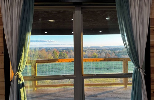 Smithville Cabin | Hilltop Escape - Serene Honeymoon Cabin