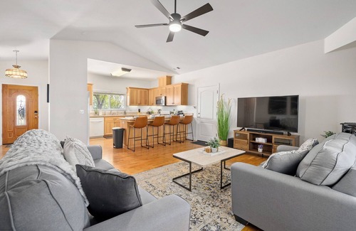 Paso Robles House | Hilltop Guest House w/spectacular vineyard views!