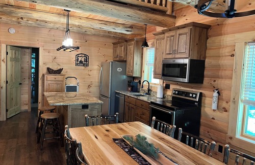 Logan Cabin | "Hilltop Hideaway" - A "GEM" in beautiful Hocking Hills !