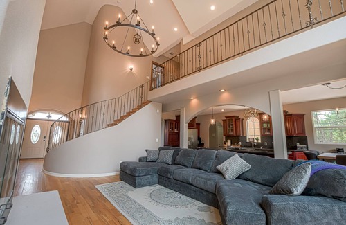 Show Low House | Hilltop Hideaway/Backyard Retreat/Huge Front deck/2 Fireplaces