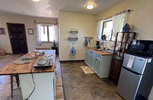 Patagonia Apartment | Hilltop private Casita w/views galore - w/hot tub!