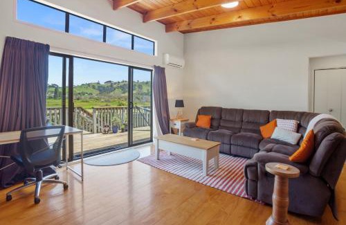 Waihi Beach House | Hillview Delights - Waihi Beach Holiday Home