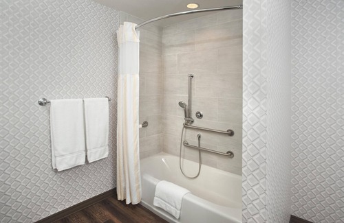Downtown Burbank Hotel | Hilton Garden Inn Burbank Los Angeles