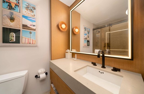 Pacific Terrace Hotel | Hilton San Diego Gaslamp Quarter