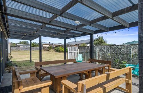 Himatangi Beach House | Himatangi Kiwi Bach - Himatangi Beach Holiday Home