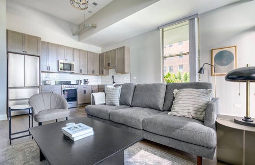Edgewater Beach Apartment | Hip Edgewater 2BR w/Patio Deck, near Beach & Red Line, by Blueground
