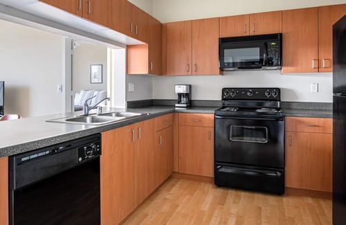 South San Francisco Apartment | Hip South SF 2BR w/ W/D, Gym, Pool, next to BART and TJ, by Blueground