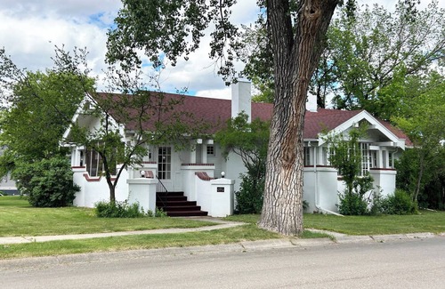 Miles City House | Historic 2-bedroom bungalow with AC, WiFi
