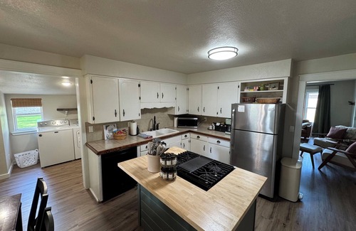 Mena House | Historic 2 BR King Bed Big Yard Firepit Fireplace Trailer Parking