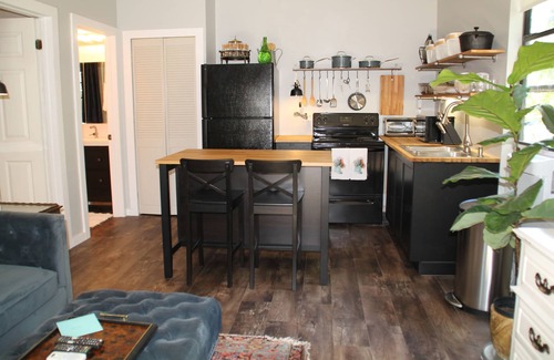 Avondale House | Historic Avondale private guest suite in quiet neighborhood, walk to Boone Park