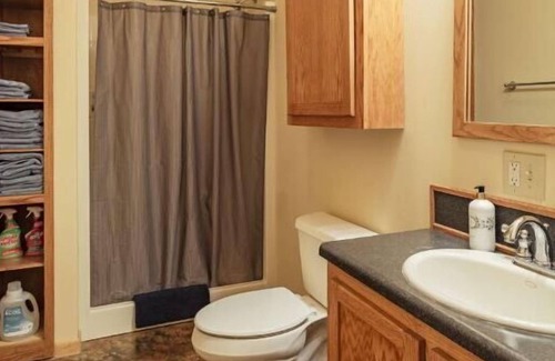 De Soto Apartment | Historic building with comfortable rooms in De Soto
