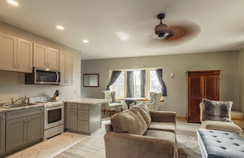 De Soto Apartment | Historic building with comfortable rooms in De Soto