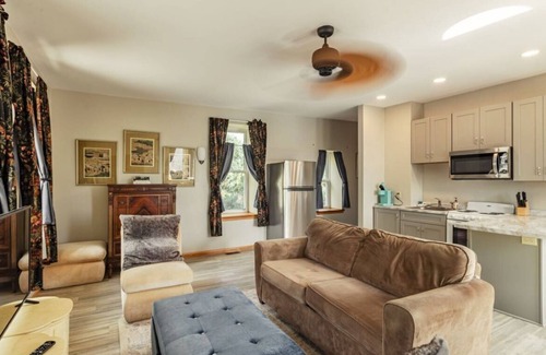 De Soto Apartment | Historic building with comfortable rooms in De Soto