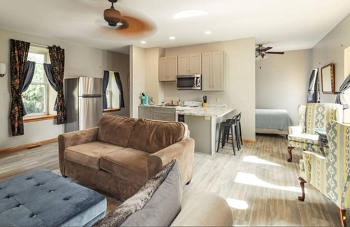 De Soto Apartment | Historic building with comfortable rooms in De Soto