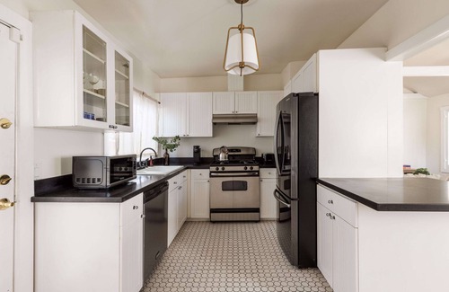 Pasadena House | Historic Bungalow - Outdoor Space - Central AC