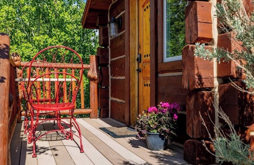 Wapiti Cabin | Historic Bunkhouse with 360 degree Mountain Views with river access