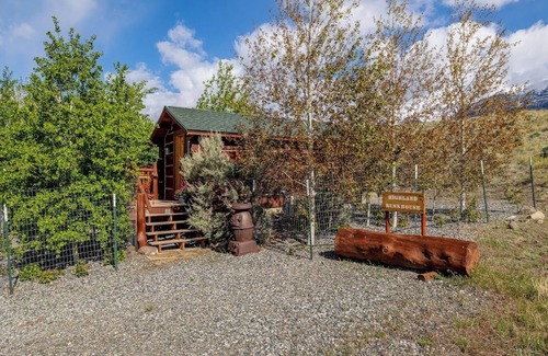 Wapiti Cabin | Historic Bunkhouse with 360 degree Mountain Views with river access