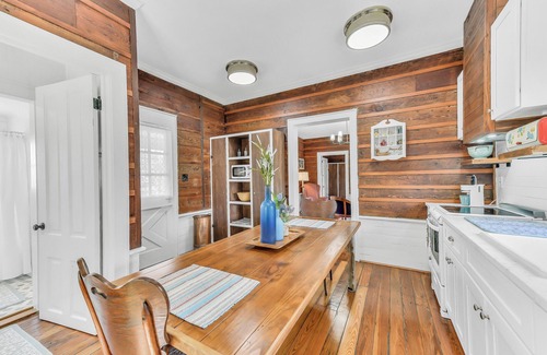 Galveston Condo | Historic Charm-Close to Beach & Attractions!