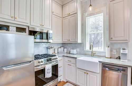 Tyler Apartment | Historic Charnwood Guest House- 1 Mile to Downtown