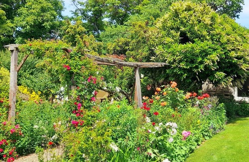 Clyde Apartment | Historic cottage room w private Lounge, Cottage garden, walk to shops and cafen