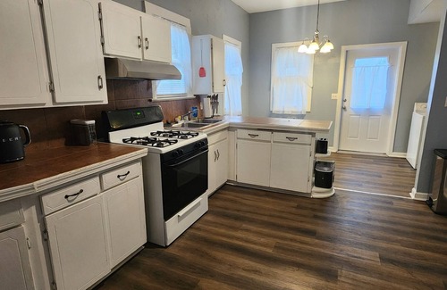 Clarksville House | Historic Downtown Craftsman, 3br/2ba with a yard